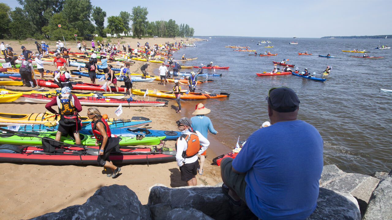 Les participants au Défi Kayak sur la plage © PRuel