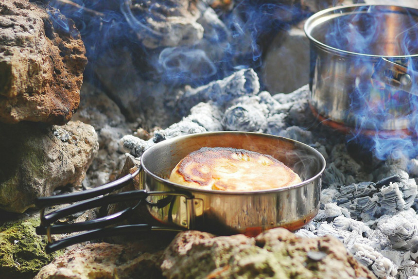 Casserole sur feu de camp © Deco.fr