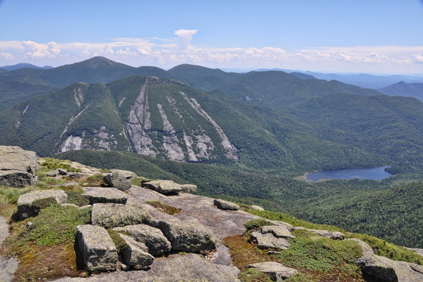 Vue sur le Mont Colden puis le sommet du Mont Algonquin © Ian Tessier