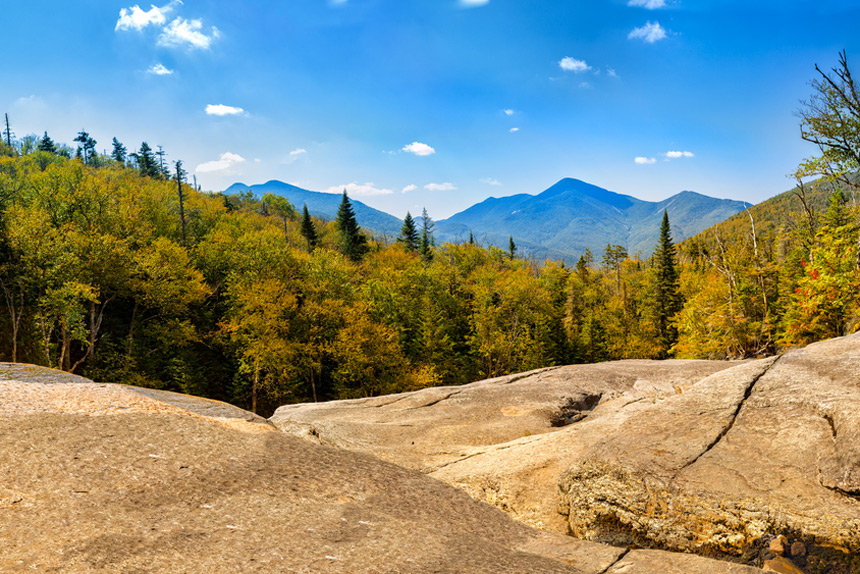 Vue sur le Mont Algonquin depuis les chutes Indian Falls sur le sentier du Mont Marcy © Mandritoiu / Shutterstock