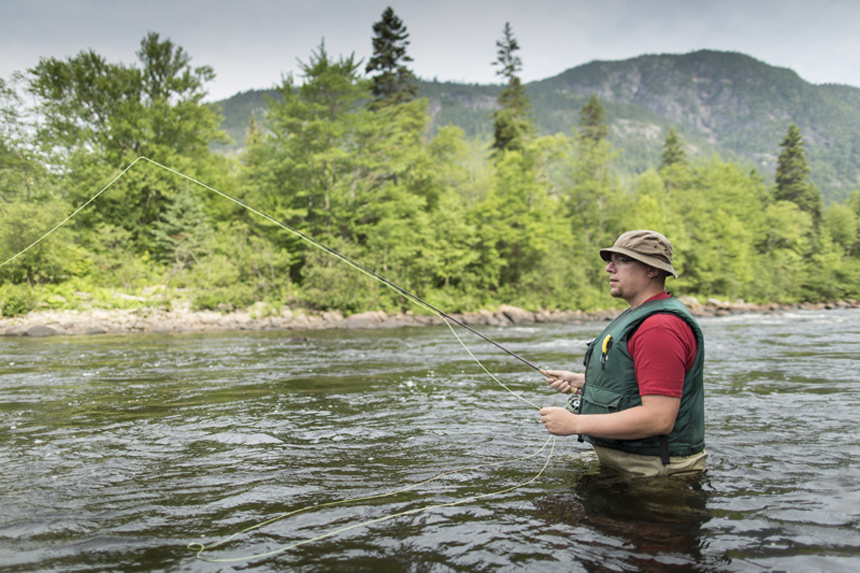 Pêche dans le parc national des Hautes-Gorges de la Rivière Malbaie © Sepaq