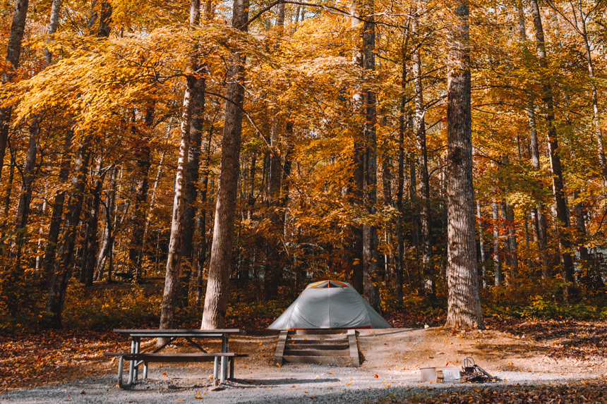 Camping sous les couleurs © Andrew Neel - Unsplash