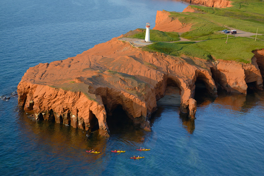 Kayak aux Iles de la Madeleine © Michel Bonato