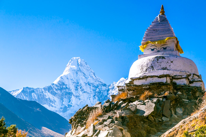 Ama Dablam (en arrière-plan): une aiguille sidérante de 6812 mètres qui permet de s’inoculer une bonne dose de bon sang - pardon, de bon sens. © Shutterstock