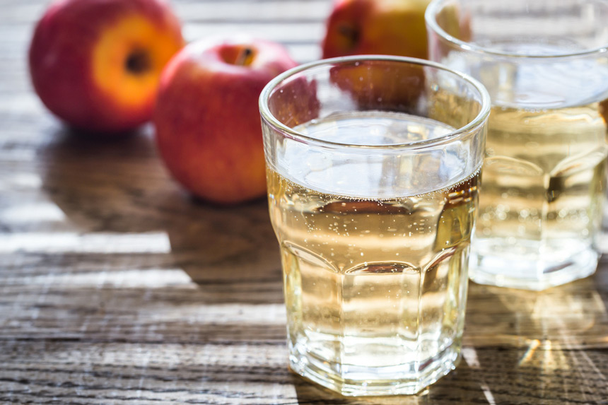 Cidre et pommes © Shutterstock - Alexander Prokopenko