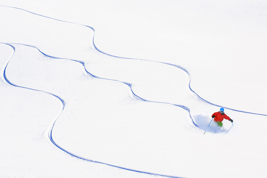 skieur dans un champ de poudreuse © gorillaimages / Shuterstock.com